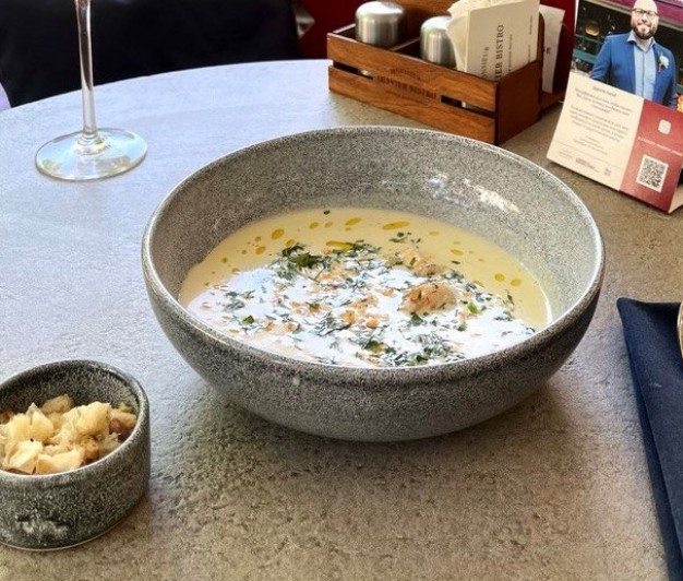 Классический французский холодный луковый суп вишисуаз