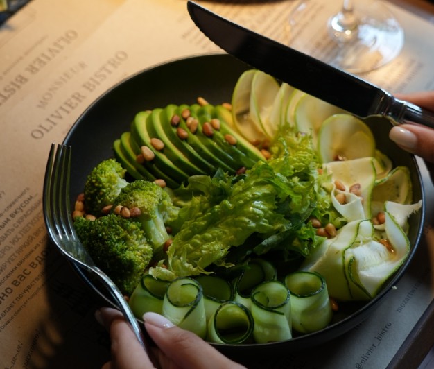 Зеленый салат с авокадо,