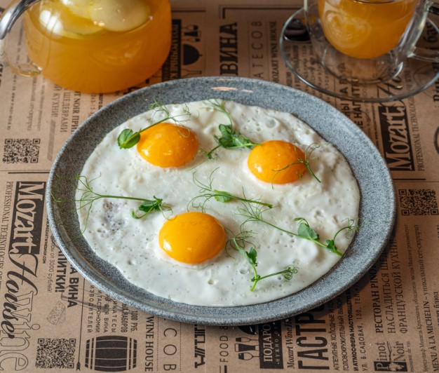 Яичница из трех фермерских яиц