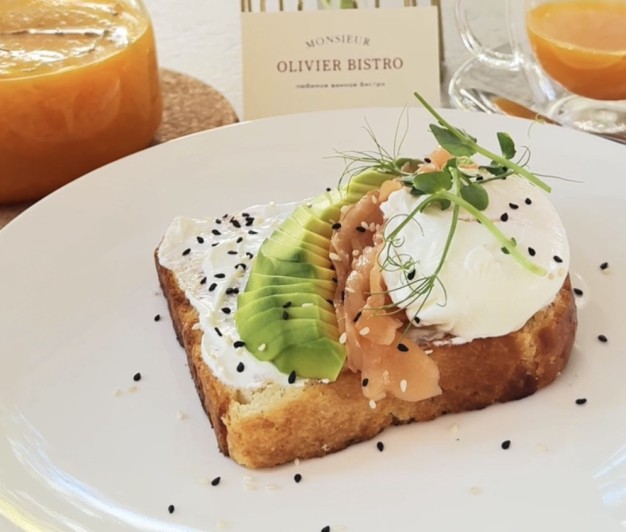 Бриошь со слабосоленой форелью,