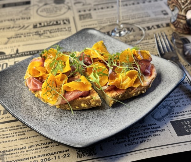 Брускетта с сыровяленым утиным филе