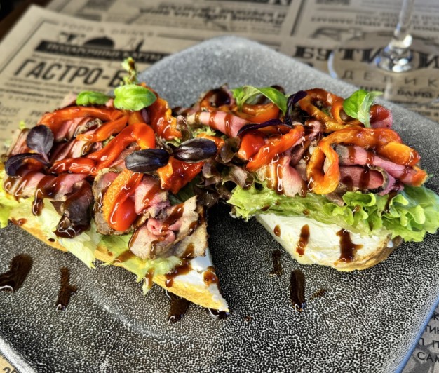 Брускетта с ростбифом