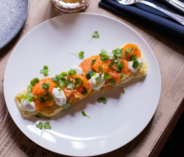 Омлет со слабосоленой горбушей