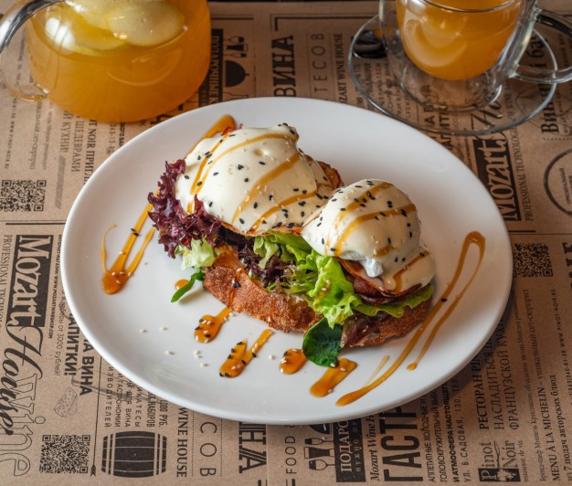 Брускетта с беконом, яйцом пашот