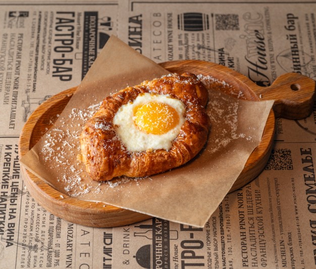 Круассан с запеченным сулугуни