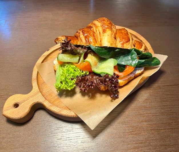 Круассан со слабосоленой горбушей