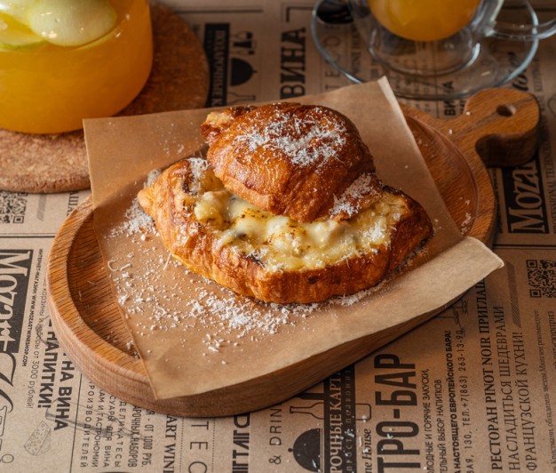 Круассан с жульеном из индейки