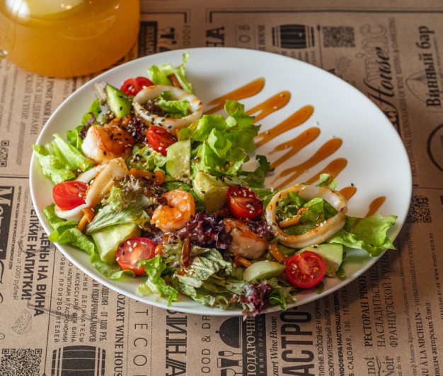 Салат с морепродуктами,