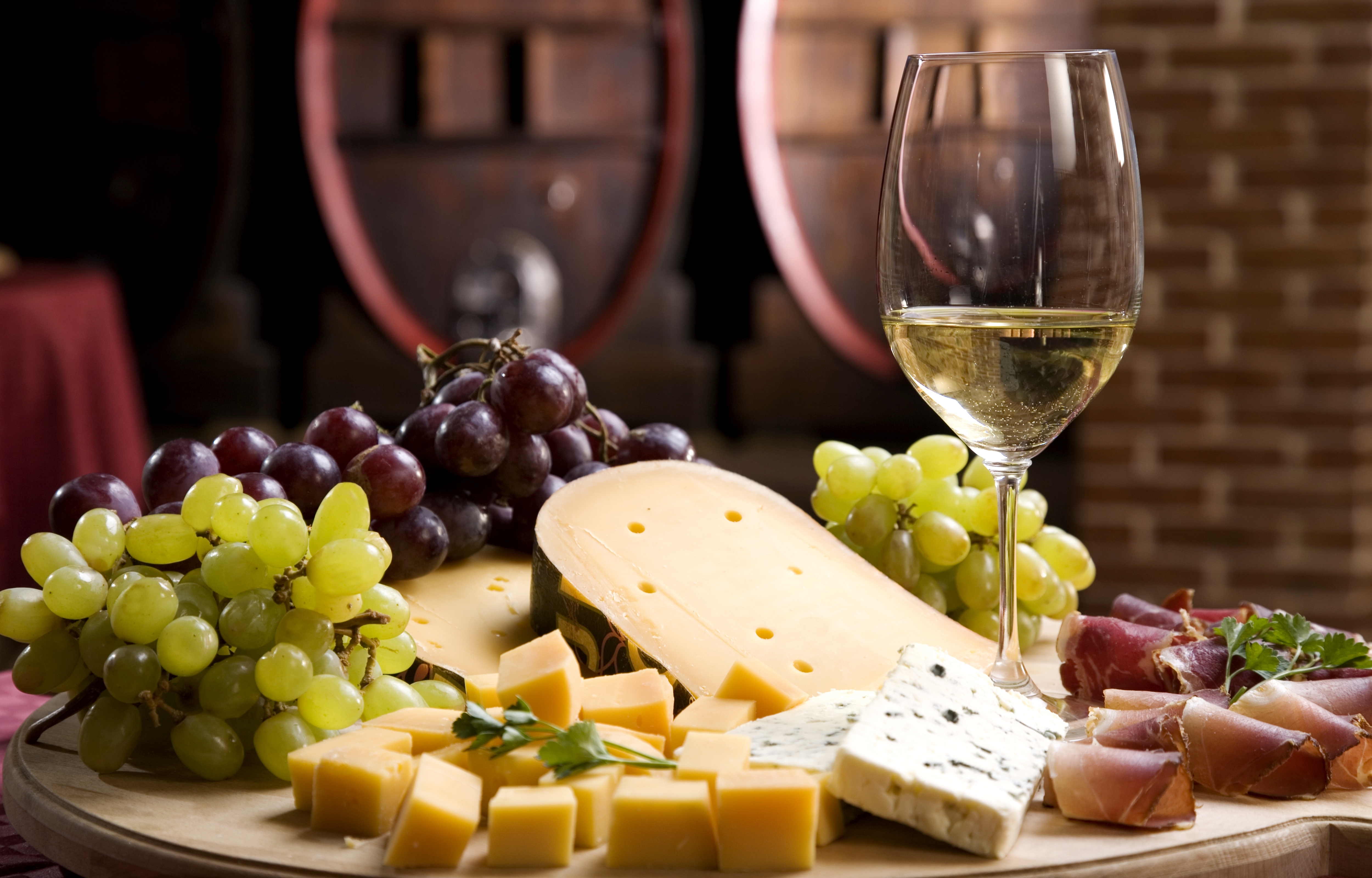 Белое вино и сыр